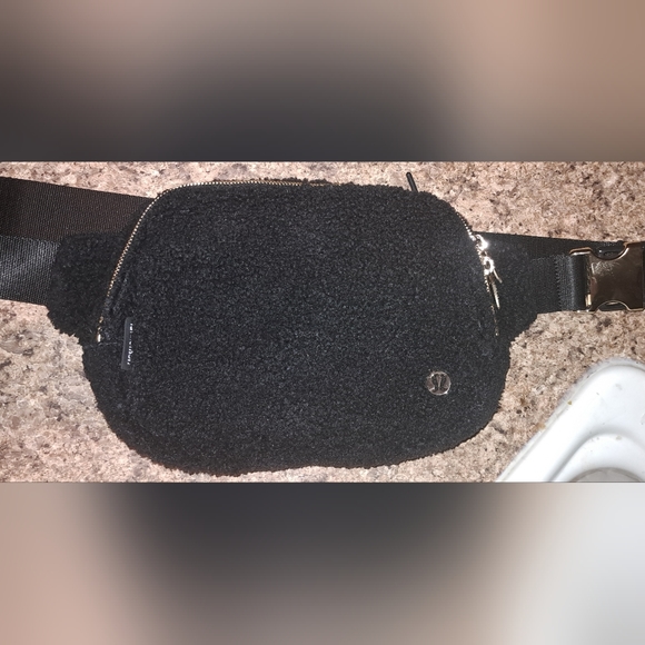 Ladies Lululemon Everywhere Fanny Bag Shopping Vacation Black Adjustable - Picture 8 of 10
